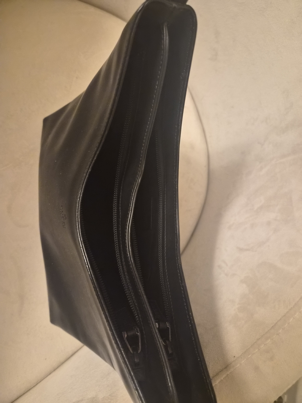 VINTAGE - Gucci Black Leather Shoulder Hobo Bag with Silver Metal Accent - Picture 12 of 16